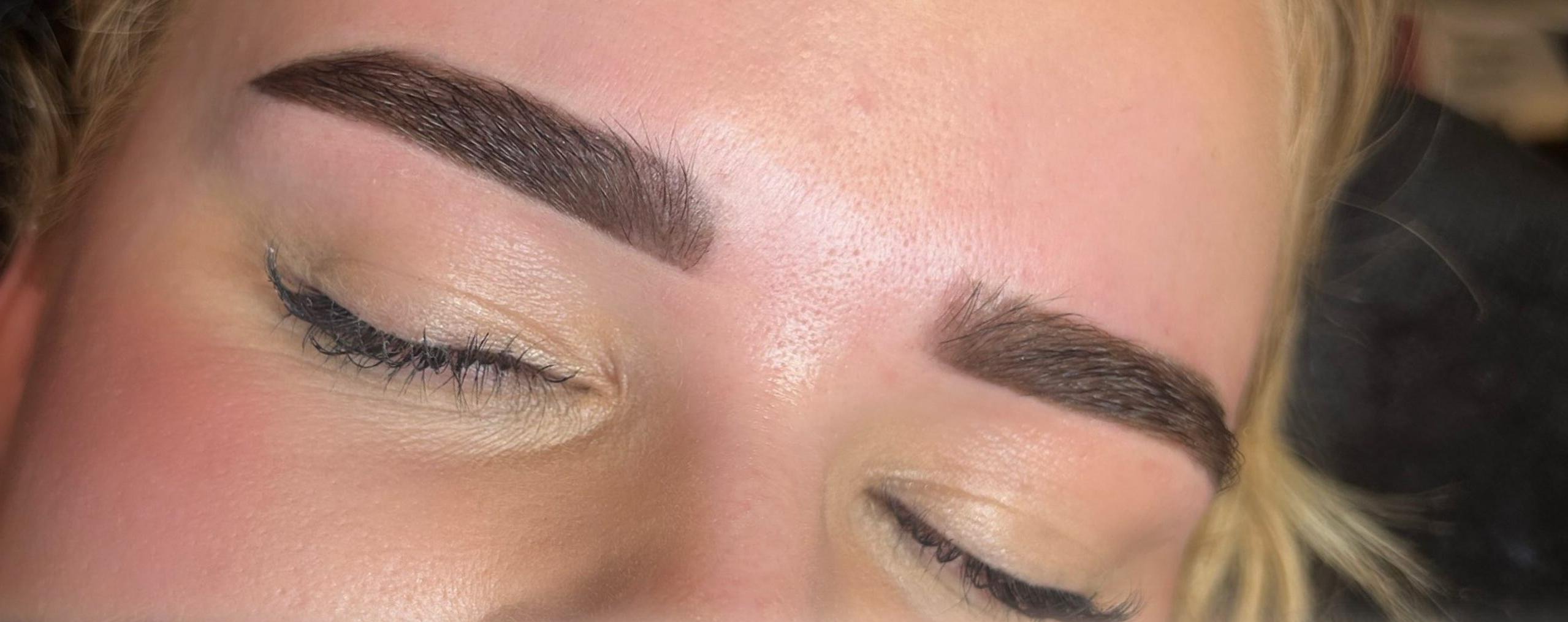Volle, strak gevormde wenkbrauwen na een hybrid brows-behandeling