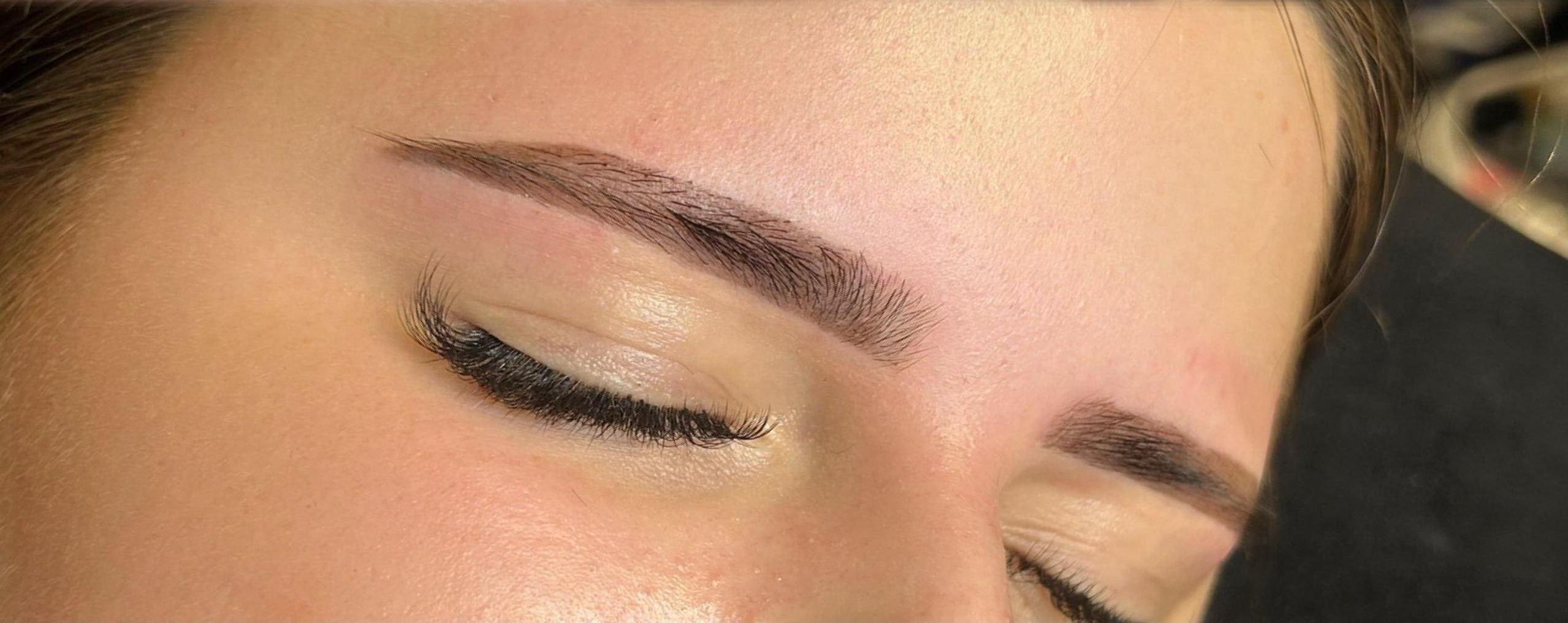 Dezelfde wenkbrauwen na de hybrid brows-behandeling, voller en strak gevormd