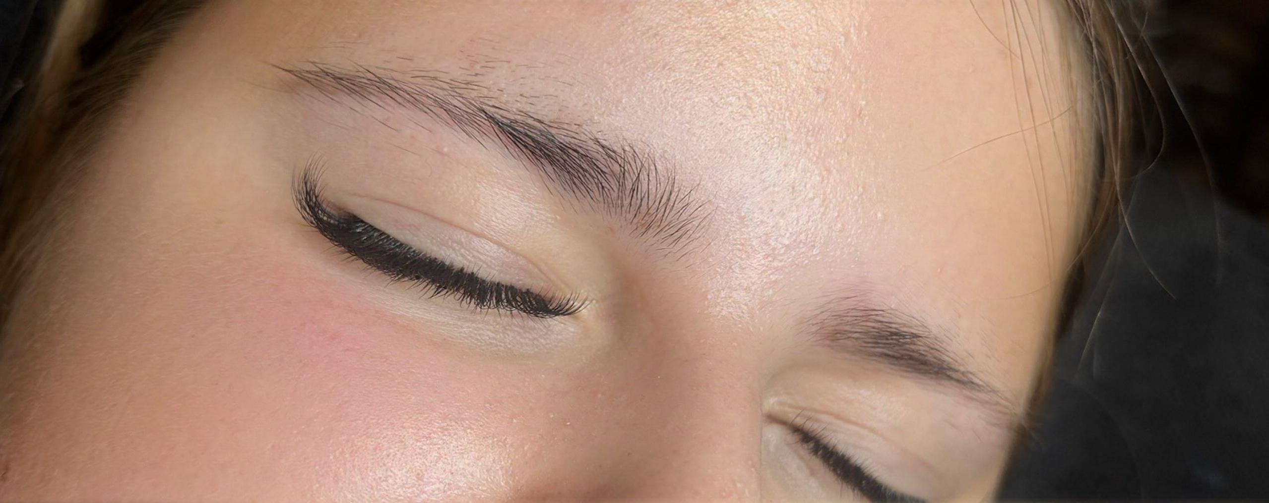 Wenkbrauwen voor de hybrid brows-behandeling